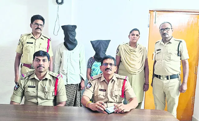 వేర్వేరు హత్య కేసుల్లో వీడిన మిస్టరీ