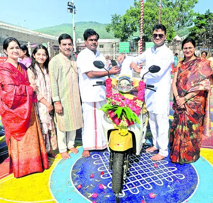 టీటీడీకి ఎలక్ట్రిక్‌ స్కూటర్‌ వితరణ 
