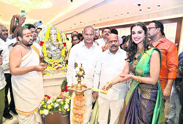 వేడుకగా సీఎంఆర్‌ జ్యువెలరీ ఎక్స్‌క్లూజివ్‌ షోరూం ప్రారం