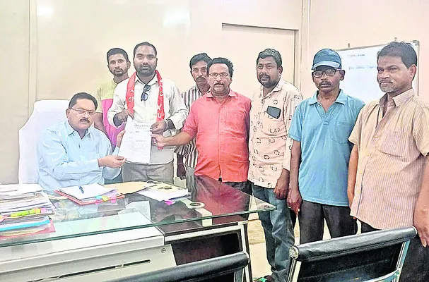 ● కార్మికుల పొట్టకొట్టొద్దు