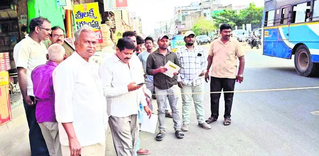 రోడ్డు విస్తరణ కొలతలు అడ్డుకున్న వ్యాపారులు