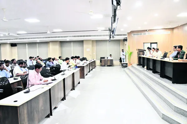 బ్యాంకర్లు, అధికారులు సమన్వయంతో పనిచేయాలి 