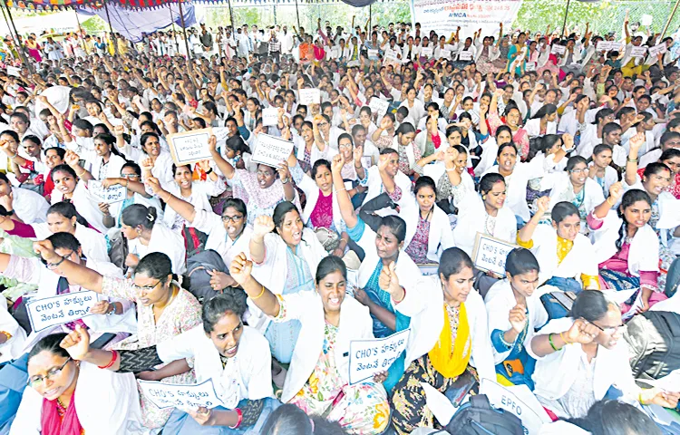 Community Health Officers hold dharna in Vijayawada