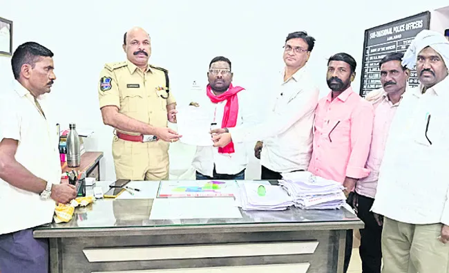 ట్రాఫిక్ సిగ్నల్స్ ఏర్పాటు చేయాలి