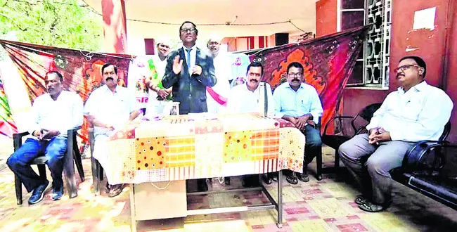 రాజ్యాంగ హక్కులతోనే స్వేచ్ఛాయుత జీవనం 