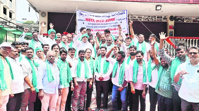 ముఖ్యమంత్రి చిత్రపటానికి పాలాభిషేకం 