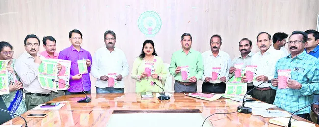 ప్రభుత్వ స్కూళ్లలో చేరికలు ప్రోత్సహించాలి