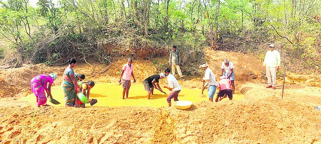 వన్యప్రాణుల కోసం నీటి కుంటల నిర్మాణం