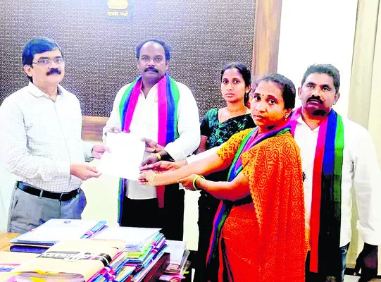 దళితుల భూమిని ఆక్రమించిన వారిపై చర్యలు తీసుకోవాలి 