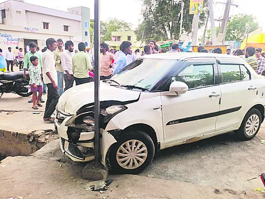 కూలీలపై దూసుకెళ్లిన కారు