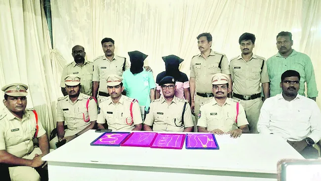 చోరీ కేసులో ఇద్దరు అరెస్ట్