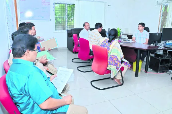 రోడ్డు విస్తరణ పనులను పూర్తి చేయాలి