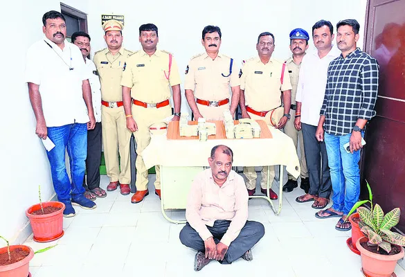 తక్కువ ధరకు బంగారం ఇప్పిస్తానని మోసం