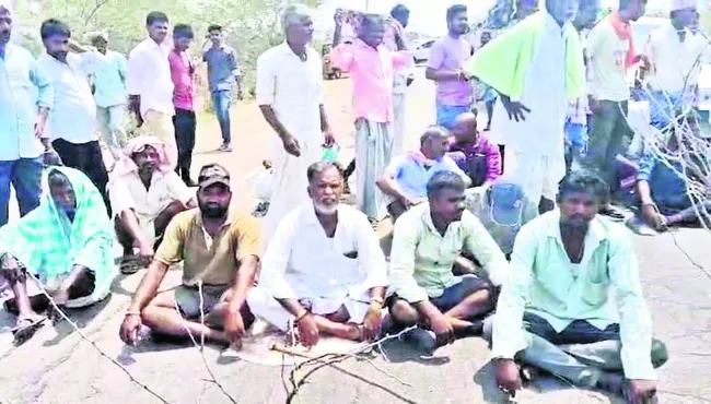 గన్నీ బ్యాగుల కోసం రైతుల రాస్తారోకో 