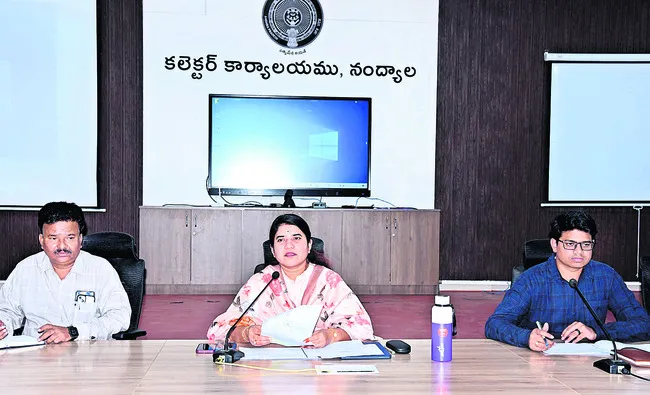 విపత్తు నిర్వహణ ప్రణాళికకు నివేదికలు ఇవ్వండి