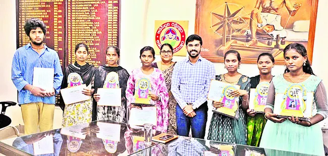 హాస్టల్ విద్యార్థులకు కలెక్టర్ ప్రశంసలు