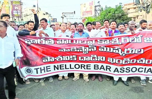 కొవ్వొత్తులతో న్యాయవాదుల ప్రదర్శన