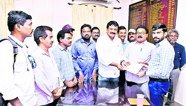 జర్నలిస్టులపై దాడులు అప్రజాస్వామ్యకం 