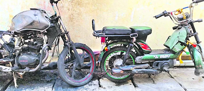 ద్విచక్ర వాహనం దహనం