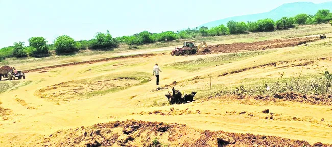 చెరువుల్లో మట్టిని తోడేస్తున్న మాఫియా