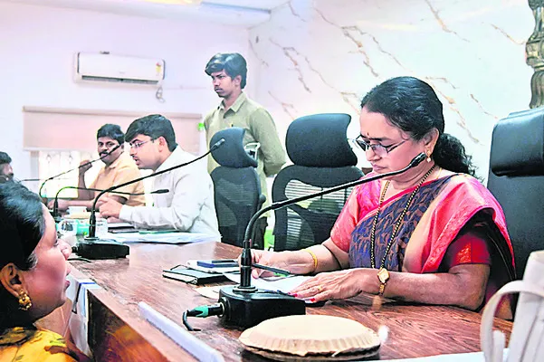 పీజీఆర్ఎస్కు 104 అర్జీలు