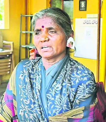 చెవిలో కమ్మలు లాక్కొని ఉడాయింపు 