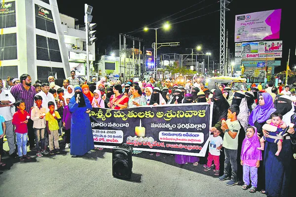 ఉగ్రవాదులను ఉరి తీయాలి