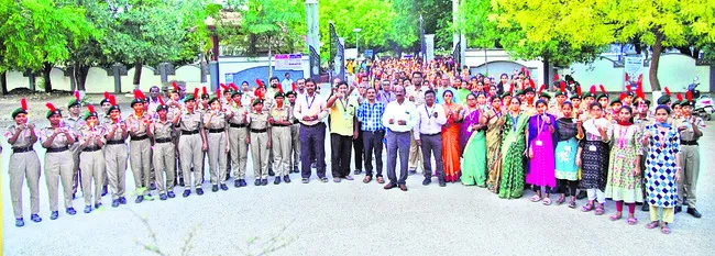 ఉగ్రదాడి మృతులకు నివాళి