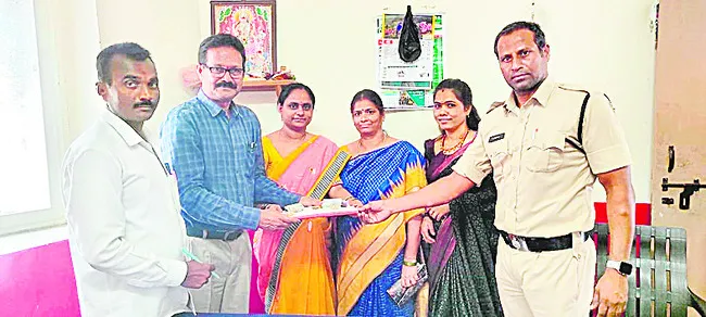 నిజాయితీ చాటుకున్న కండక్టర్
