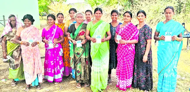 రేషన్ ఇవ్వలేదని మహిళల నిరసన