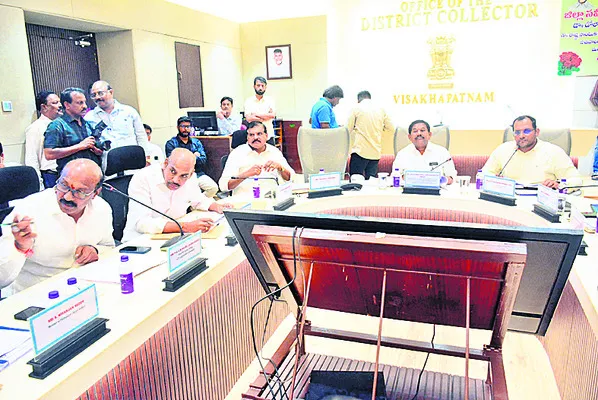 వీధి దీపాలు కూడా వెలిగించలేకపోతున్నాం