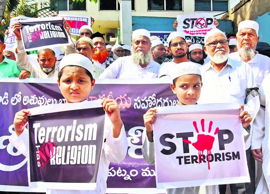 ఉగ్రదాడి మృతులకు ముస్లింల నివాళి 