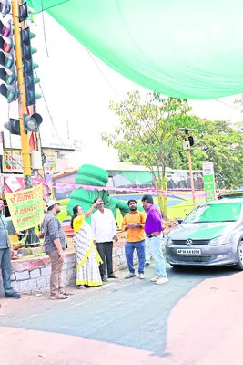 వాహనదారుల సౌలభ్యం కోసం నీడతెరలు