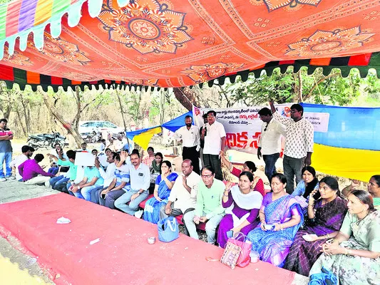 సంక్షోభంలోకి యూనివర్సిటీలు