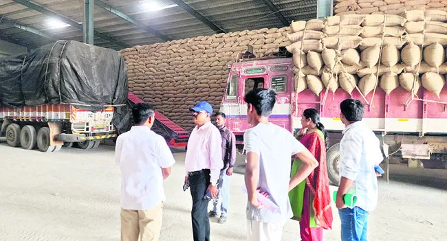 మిల్లర్లు ధాన్యాన్ని వెంటనే దించుకోవాలి 
