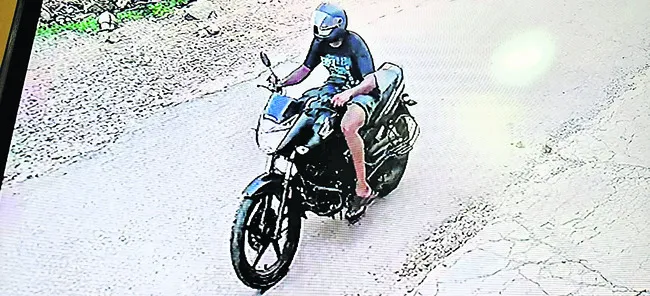 మహిళ మెడలో గొలుసు చోరీ 