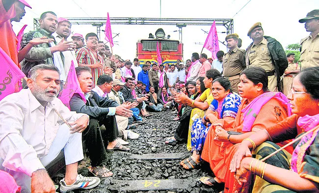 నాడు పిడికిలెత్తి.. నేడు ఉరకలెత్తి