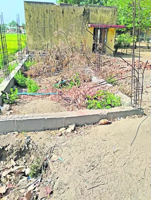 బేస్‌మెంట్‌ దశలో నిలిచిన మరుగుదొడ్ల నిర్మాణం 