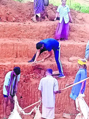 ఉపాధి కూలీగా మారిన ఎస్‌ఐ
