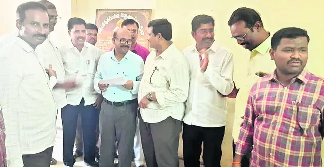 ఇంగ్లిష్‌ టీచర్ల పదోన్నతులు చేపట్టాలి 