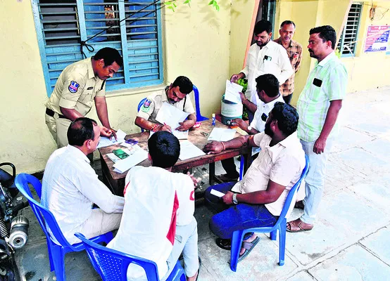 రెండు బార్లకు  145 దరఖాస్తులు
