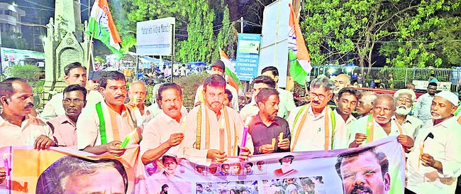 కొవ్వొత్తులతో ర్యాలీ