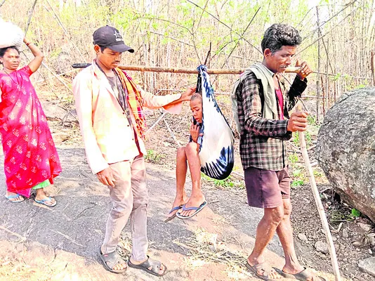 బాలుడి కోసం డోలీ మోత 