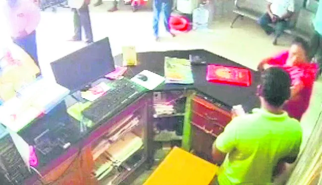 వివాదాస్పదమైన డీఎంహెచ్‌వో ఆసుపత్రి తనిఖీ 