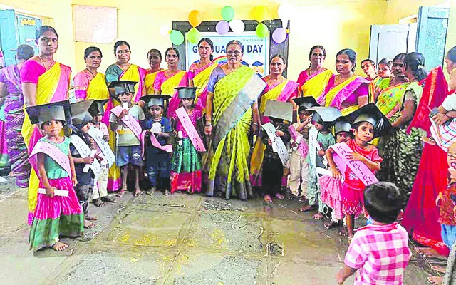 అంగన్‌వాడీ కేంద్రంలో గ్రాడ్యుయేషన్‌ డే