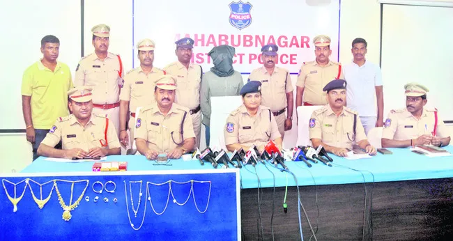 సైబర్‌ మోసాల నివారణకు.. అప్రమత్తతే ప్రధానం 