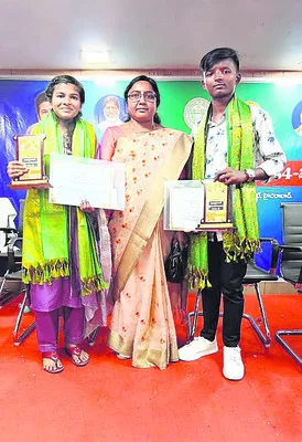 ప్రతిభావంతులకు ప్రోత్సాహక బహుమతులు