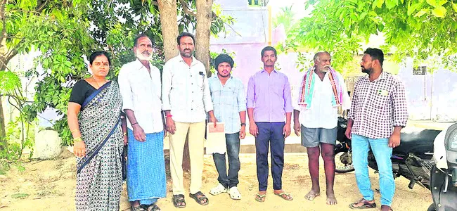 ఇళ్లు మావి... పరిహారం వేరొకరికా..?
