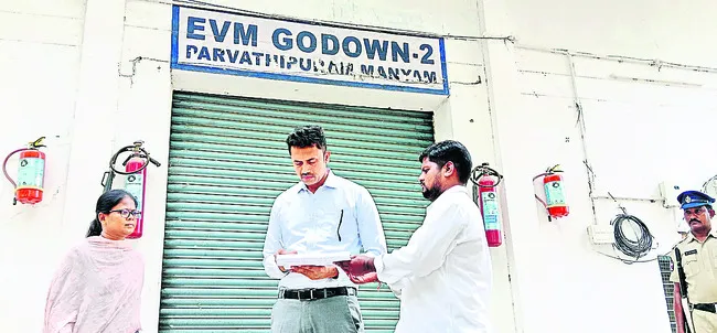 ఈవీఎం గోదామును తనిఖీ చేసిన కలెక్టర్