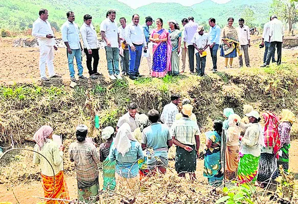 ఎన్‌ఆర్‌ఈజీఎస్‌ రోడ్డు పరిశీలన 